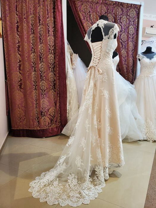 Весільна вишукана сукня