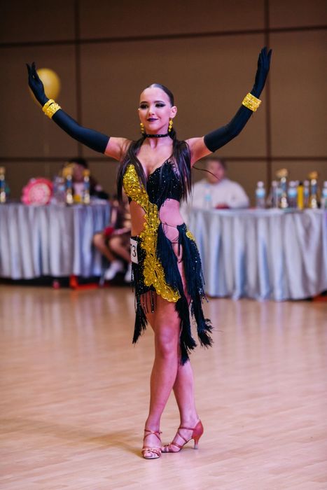 Неймовірна сукня для латини для  стрункої красуні