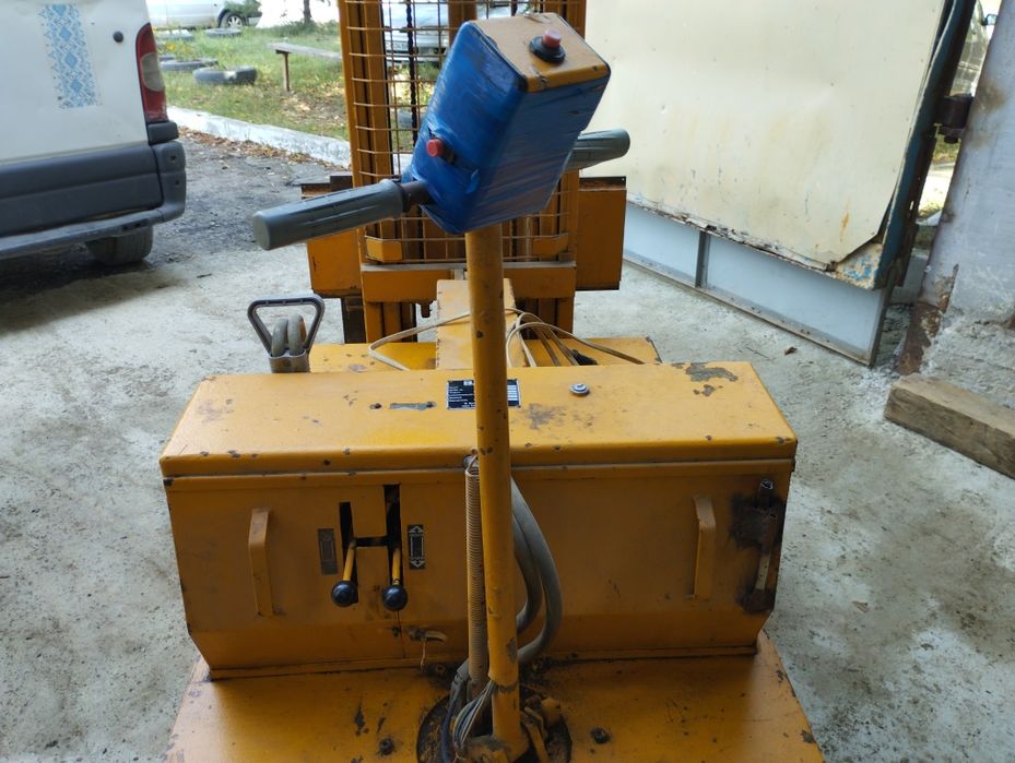 Навантажувач електричний вилковий