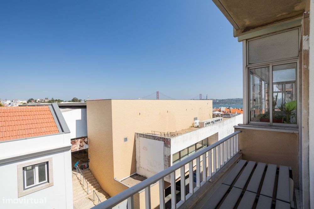 T2 Remodelado por Arquiteto na Ajuda, Mobilado, com Vista Rio e Varand
