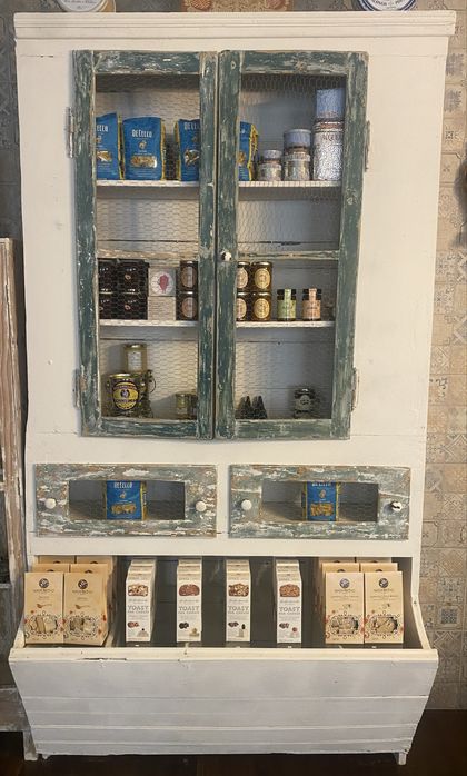 Diversos moveis restaurados, aparadores mercearia louceiro