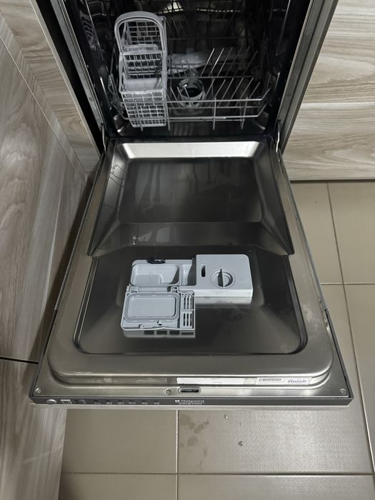 Посудомийна машина HOTPOINT LSTB6B00 EU