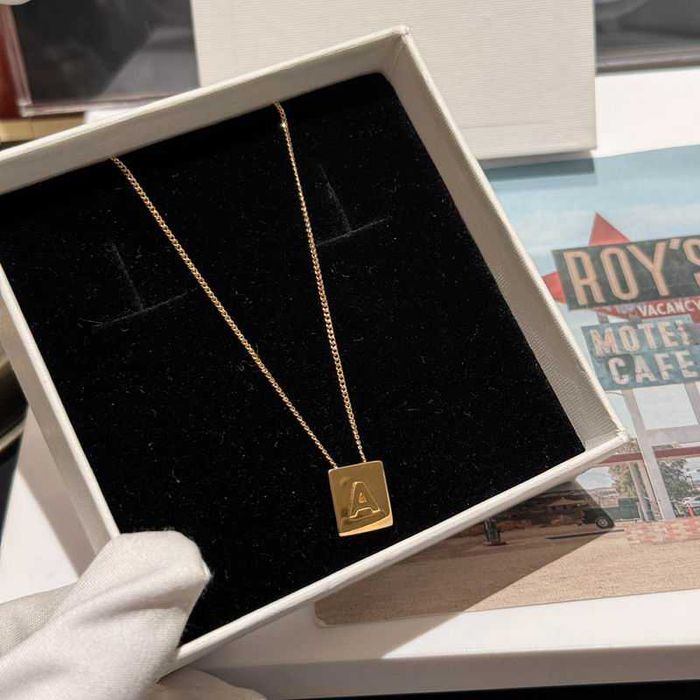 Naszyjnik Celine ALPHABET z mosiężną literą A w kolorze złotym
