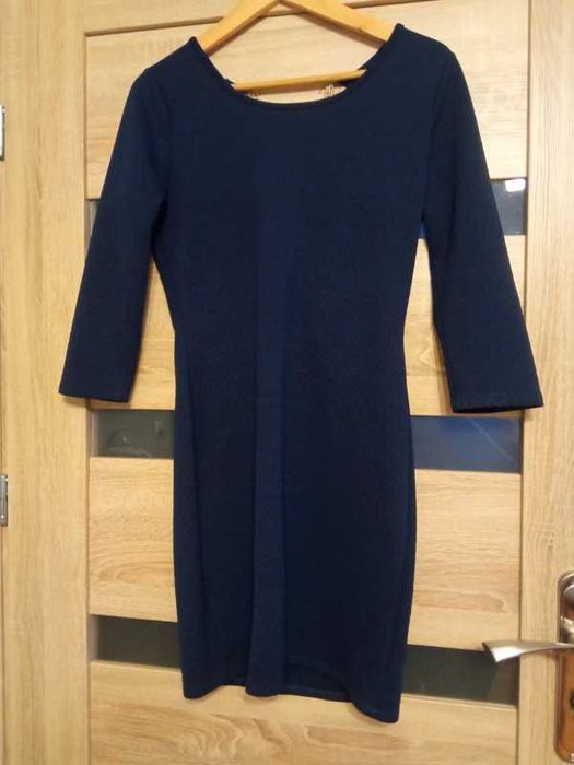 Granatowa sukienka z ciekawym wzorem i łańcuszkami na plecach