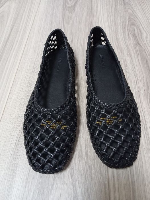 Це чорні плетені балетки від H&M, виготовлені з сітчастого матеріалу.