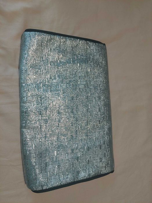 Mala prateada de mão (clutch) ou tiracolo