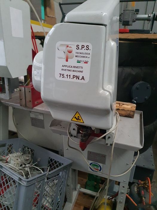 S.p.s. urządzenie do nabijania dżetów / oczek