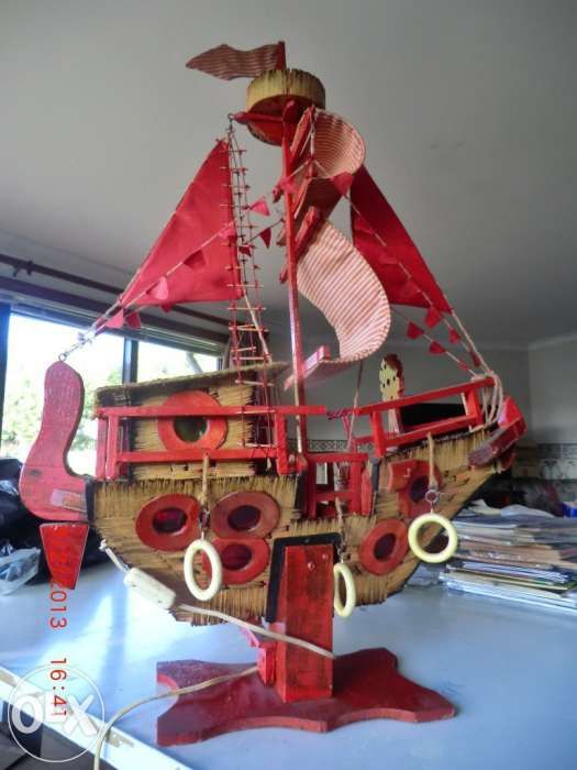 vendo barco construido  com madeira e fosforos