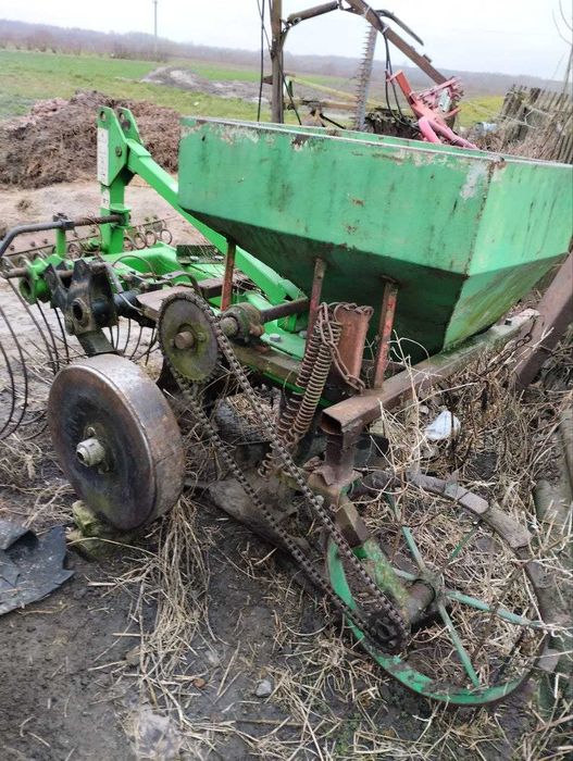 Плуг з саджалкою