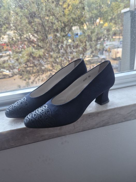 Sapatos de senhora azul escuro efeito bordado