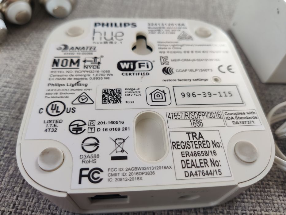 Mostek Philips HUE 2 generacji + 4 żarówki Philips HUE white ściemnial