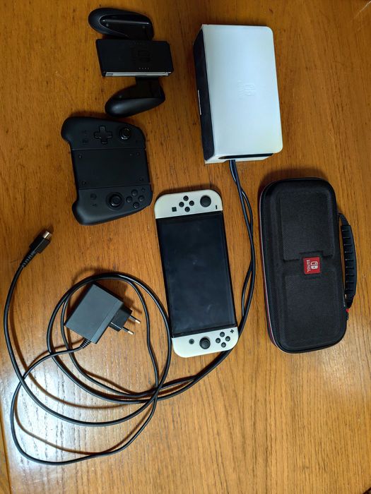 Nintendo Switch OLED (desbloqueada) + cartão 512GB + Acessórios