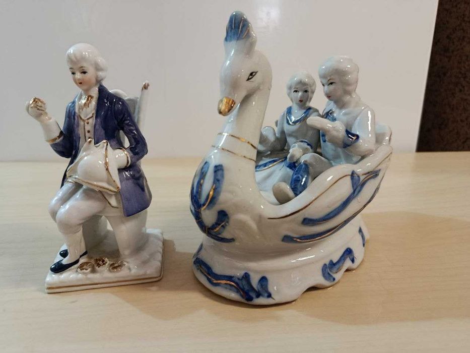 Par de Estatuetas / Figuras Antigas em Porcelana Clássica