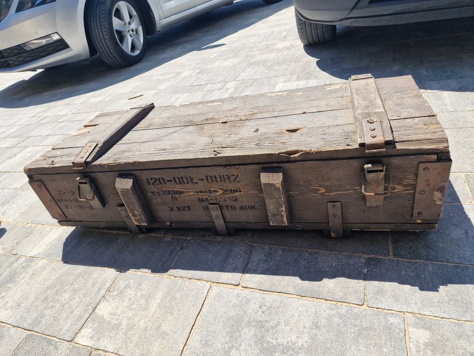 Skrzynia wojskowa z napisami