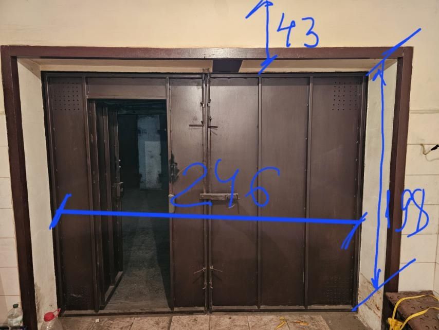 Ворота гаражні з підземного гаражу район митниця