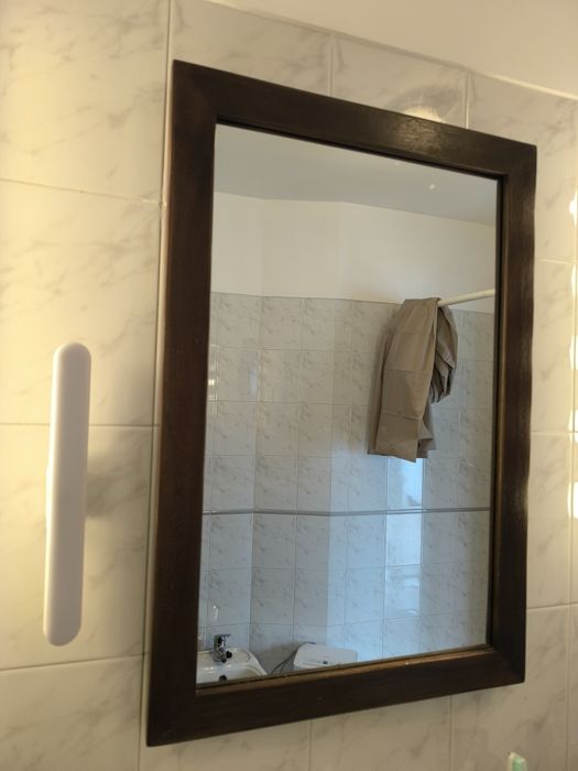 Espelho em madeira escura