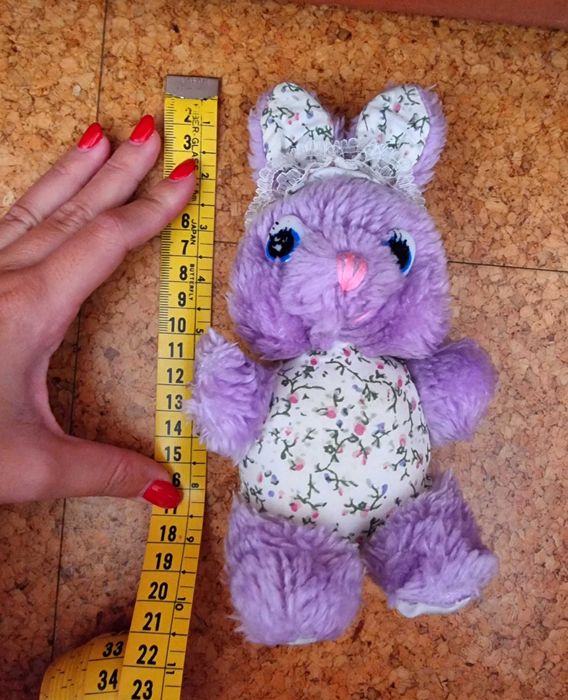 Coelho lilás de peluche