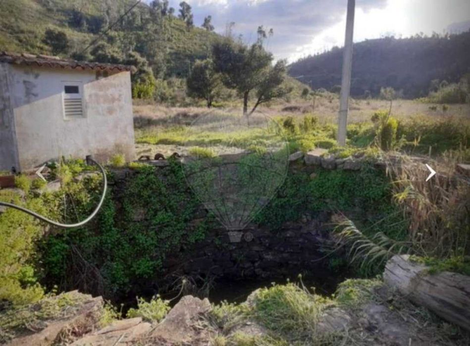 Quinta aprazível, perto de Silves com ribeira e com parcela urbana
