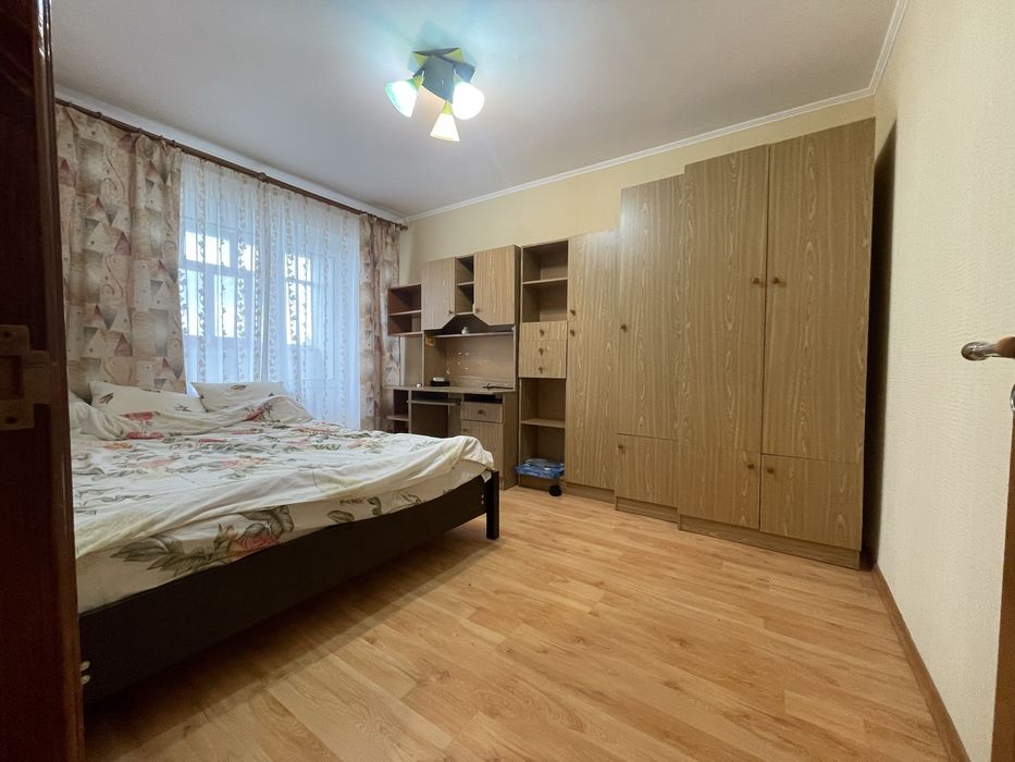 Простора сучасна квартира ! 3 поверх! Індивідуальне опалення!