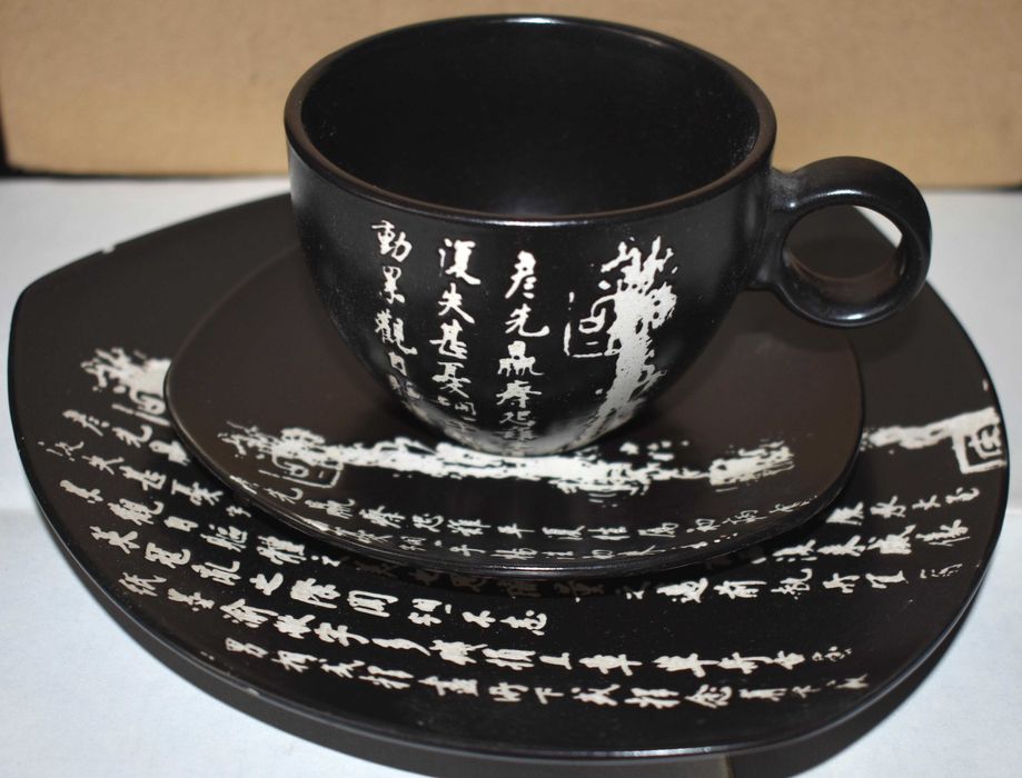 Czarna chińska ceramiczna filiżanka z podstawkami