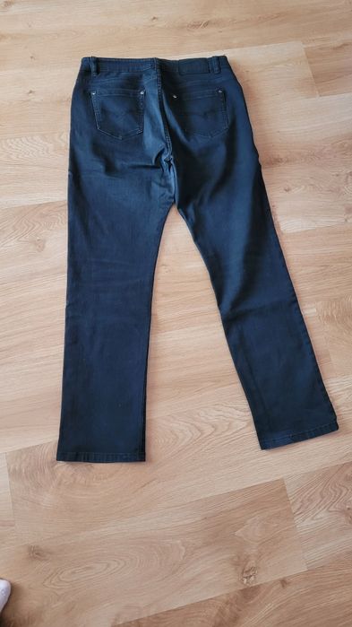 Czarne jeansy typu proste