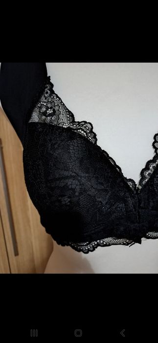 Czarny biustonosz bezszwowy.