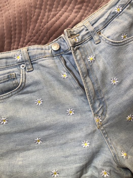 Krótkie szorty z wysokim staniem w stokrotki stradivarius