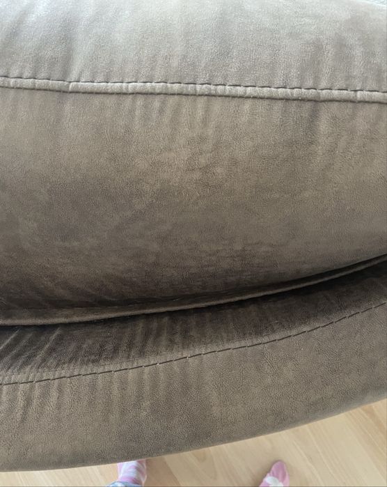 Sofá castanho com chaise longue