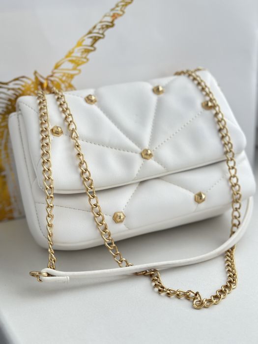 Біла сумка на ланцюжку в стилі Zara