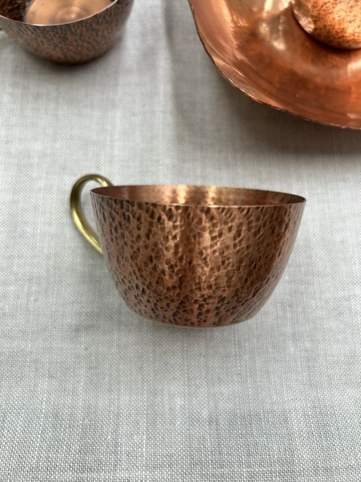 Szklanki żaroodporne w miedzianych podstawkach