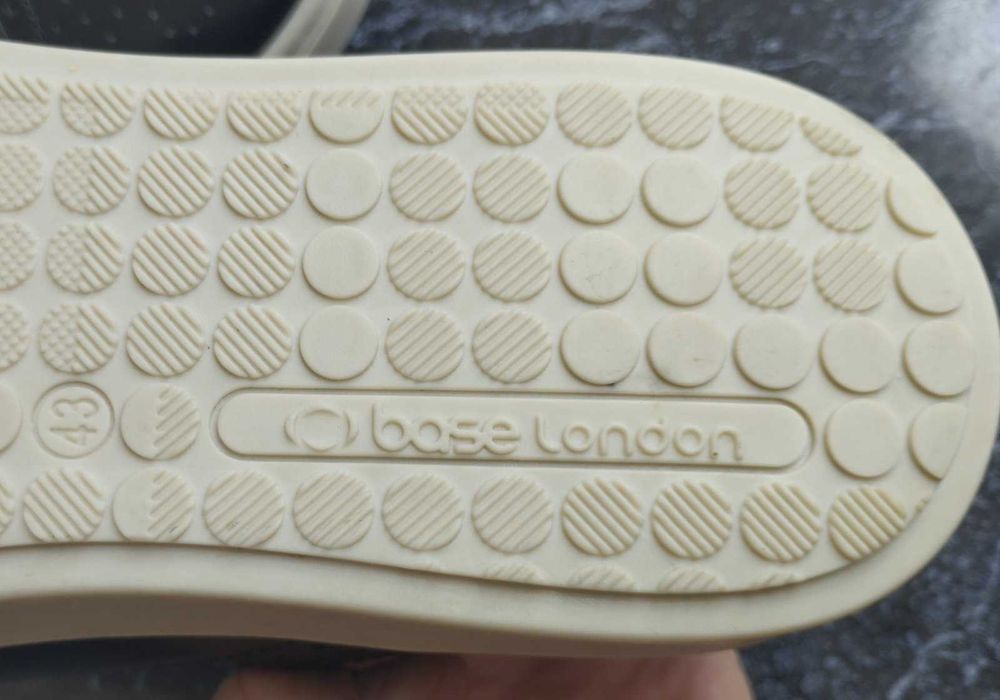 Нові шкіряні туфлі броги Base London