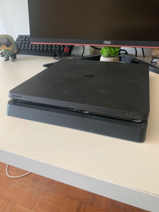 Ps4 preta em segunda mão, funciona perfeitamente