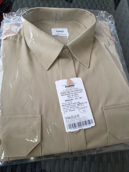 Koszulobluza wojskowa z krótkim rękawem koloru khaki.