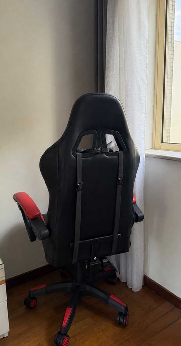 Cadeira Gaming preta e vermelha, ideal para gaming, estudar ou trabalhar.