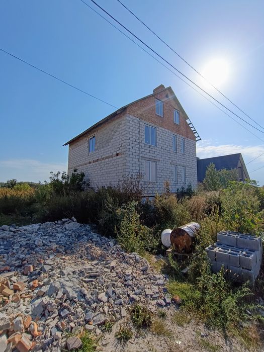 Цегляний будинок в с. Городок біля річки Устя.