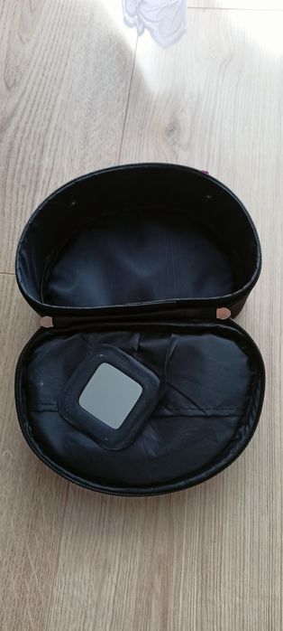 Elegancka kosmetyczka kuferek