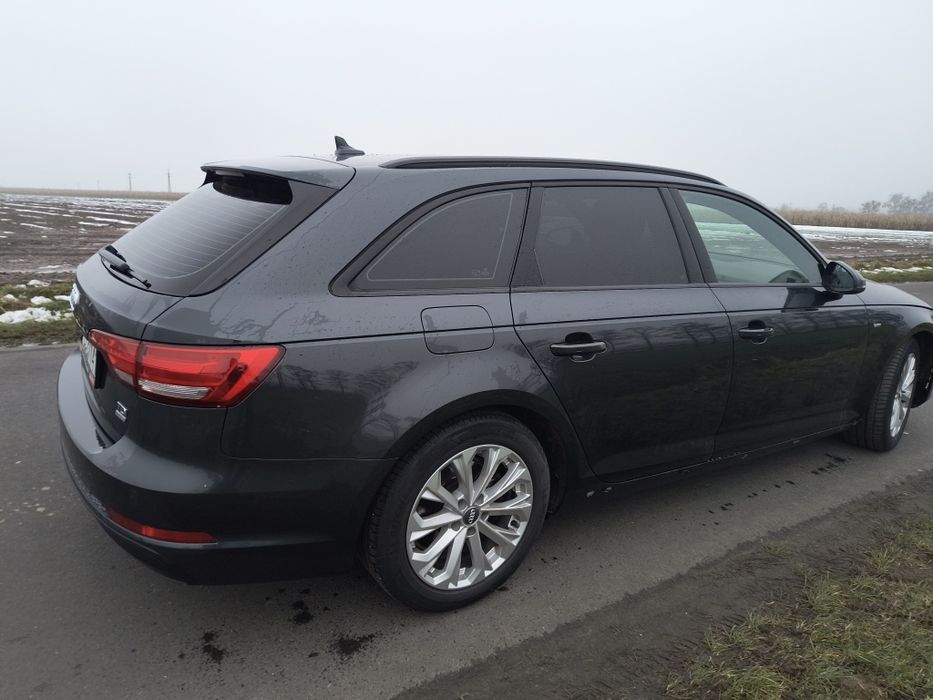 Sprzedam Audi A4 Kombi Mały przebieg, garażowany, zestaw opon zimowych