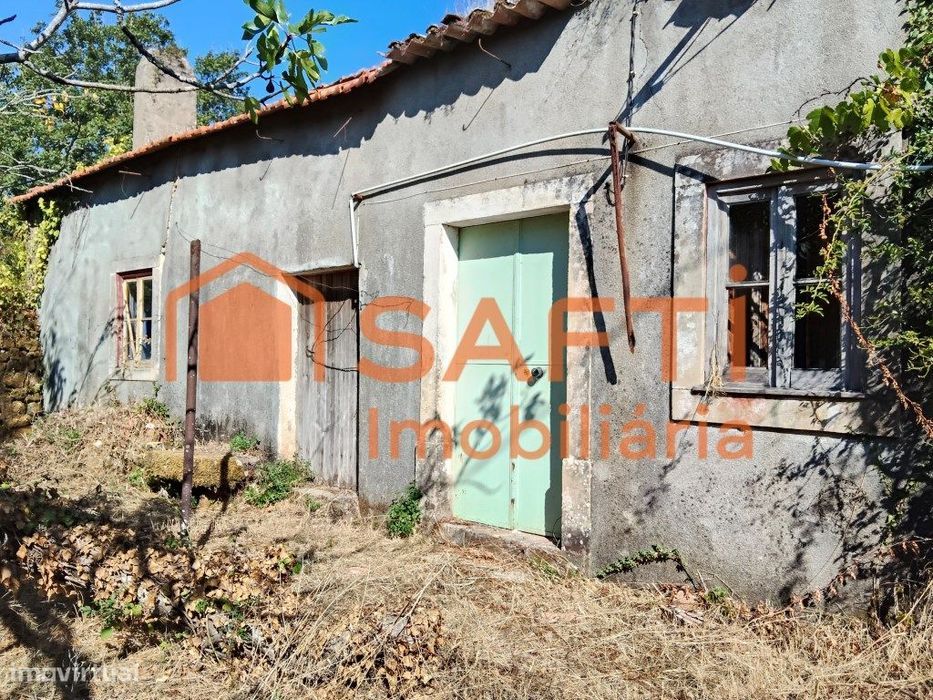 Moradias Para Reconstrução, Com Terreno De Cultivo Todo Murado. — Pussos São Pedro, Leiria