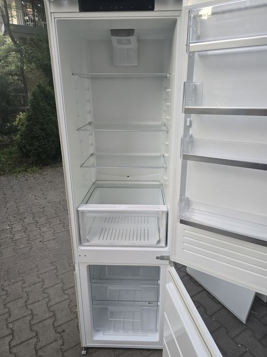 Lodówka Ikea Köldgrader do zabudowy razem z szafką, białe fronty.