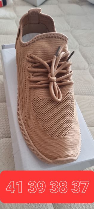 Vários sapatos de mulher