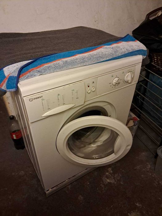 Sprzedam pralkę Indesit WIA 121 (5 kg / 1200 obr.)