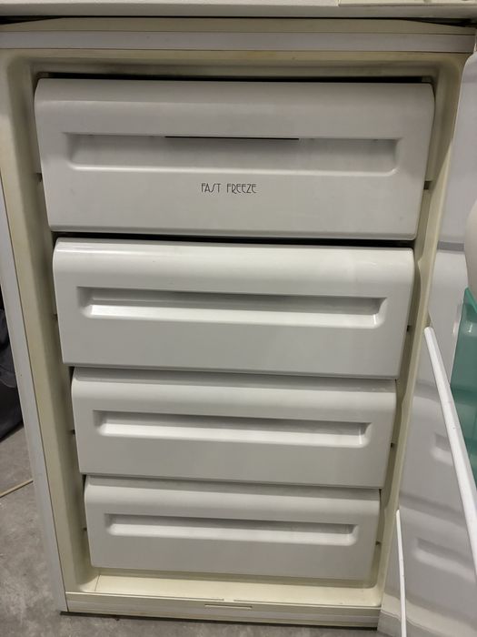 Congelador Vertical Zanussi 4 Estrelas Fast Freeze — A funcionar