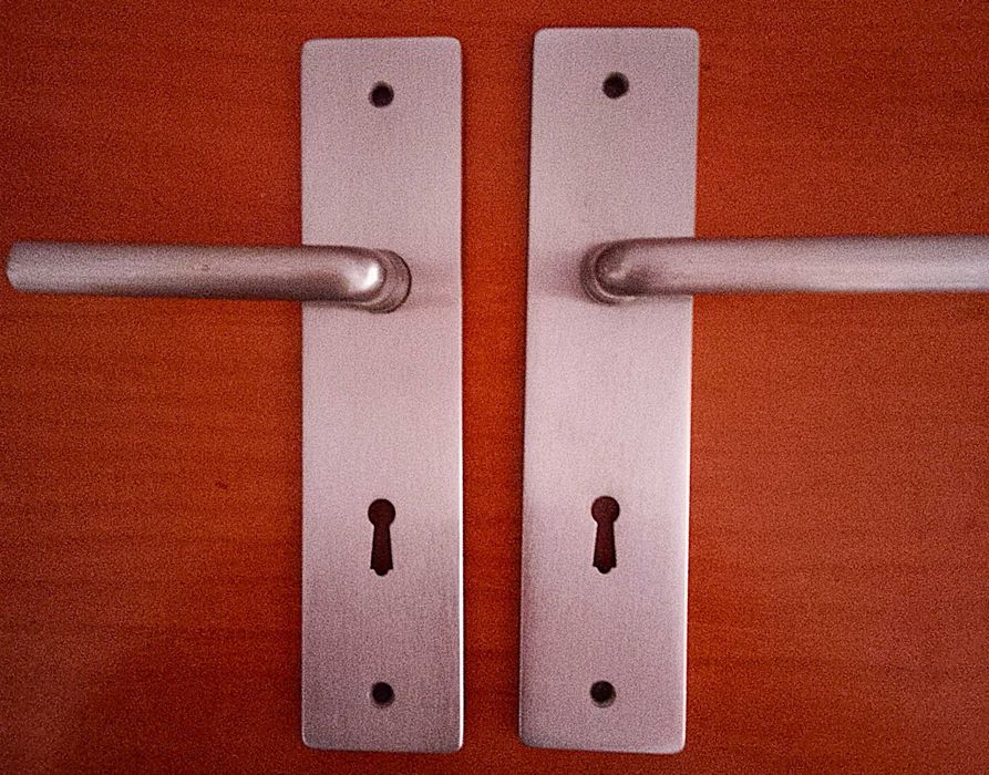 6 pares (12) de puxadores de porta perfil estreito. 10€ cada puxador.