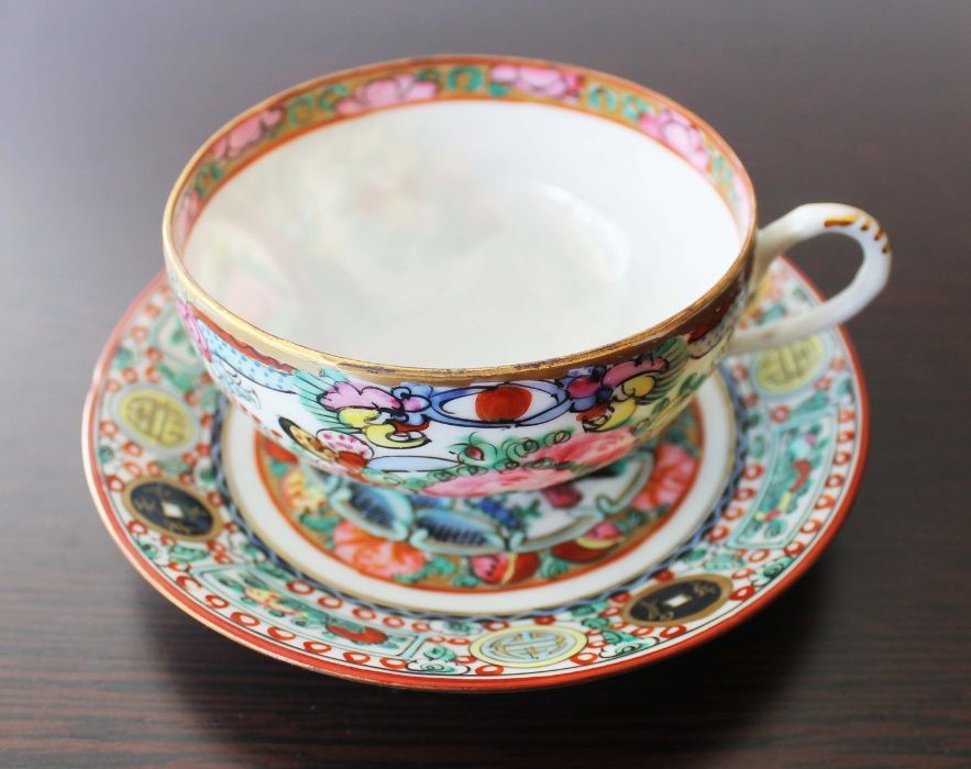 Antigos pratos e chávenas em porcelana casca de ovo fabricado em Macau