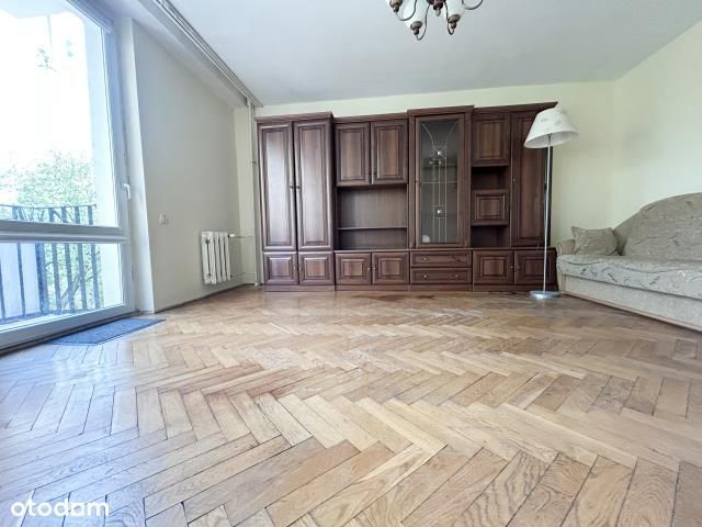 Ciche, na Pradze Północ przy Rondzie Starzyńskiego