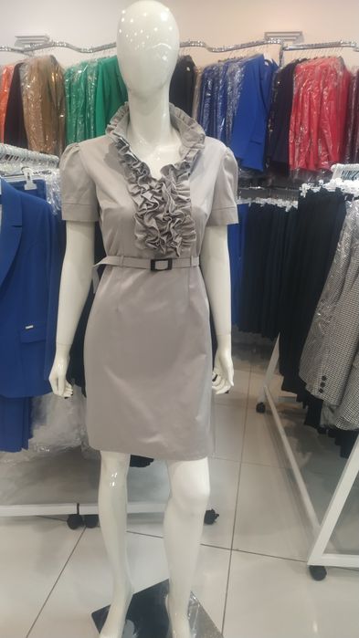 Sukienka beżowa z żabotem