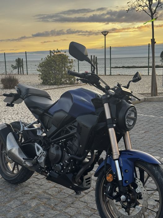 Honda cb300r com 19 mil