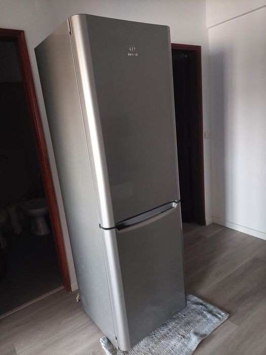 Frigorífico indesit parte de cima nao faz frio