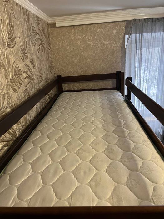 Двохярусне ліжко з матрасами