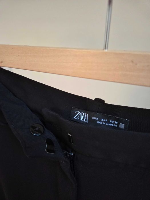 Czarne proste szerokie spodnie w kantkę eleganckie